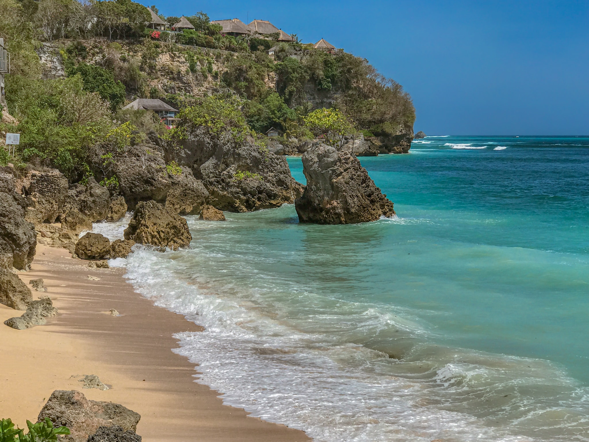 Bingham beach in Uluwatu, A relaxing break when backpacking Indonesia