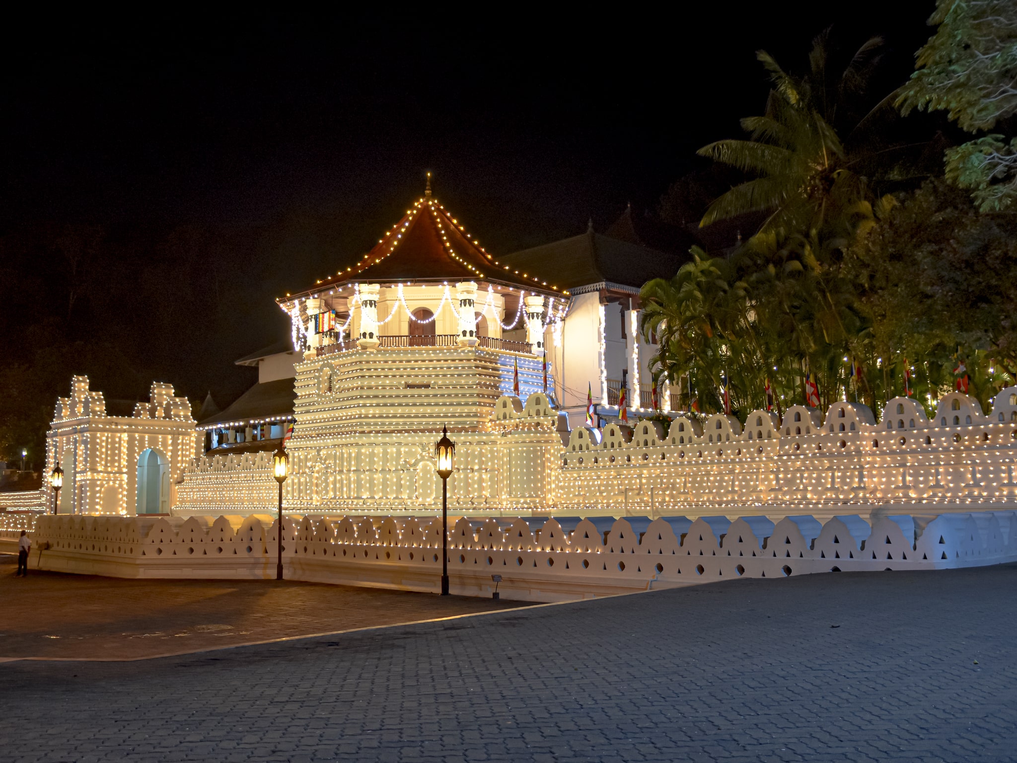 Backpacking Sri Lanka at the Temple of the Tooth in Kandy
